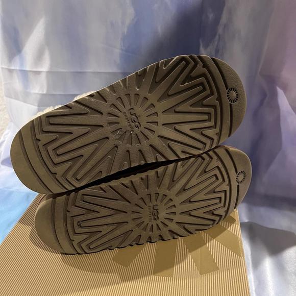 UGG Kids Bailey Button Chestnut Boots - Picture 10 of 10